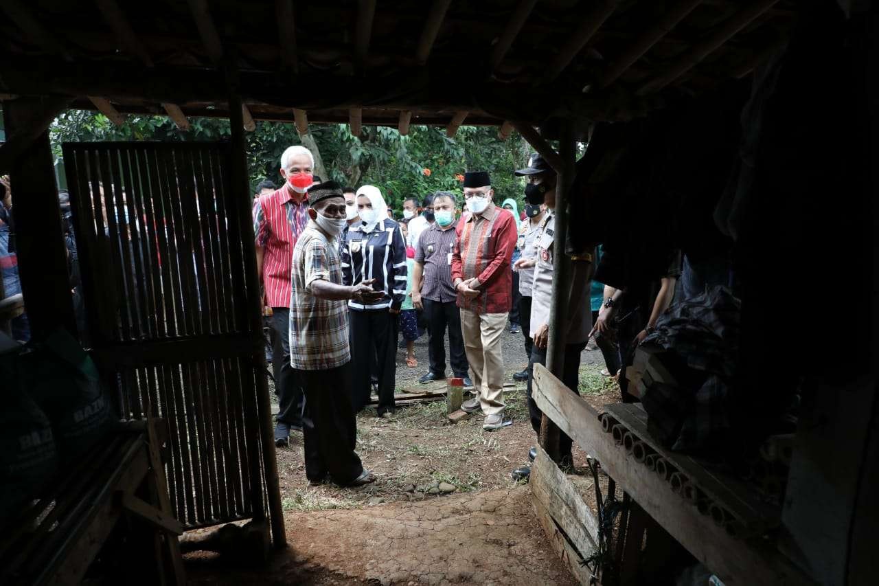 Gubernur Ganjar meninjau rumah Pak Tarno yang mendapat bantuan rumah rehab. (Foto: Dok Jateng)