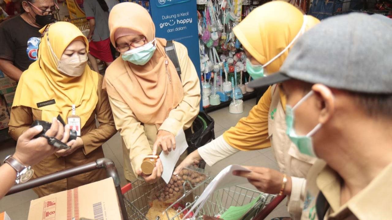 Pemkot Probolinggo melakukan sidak makanan dan minuman di sejumlah swalayan dan pertokoan. (Foto: Ikhsan Mahmudi/Ngopibareng.id)