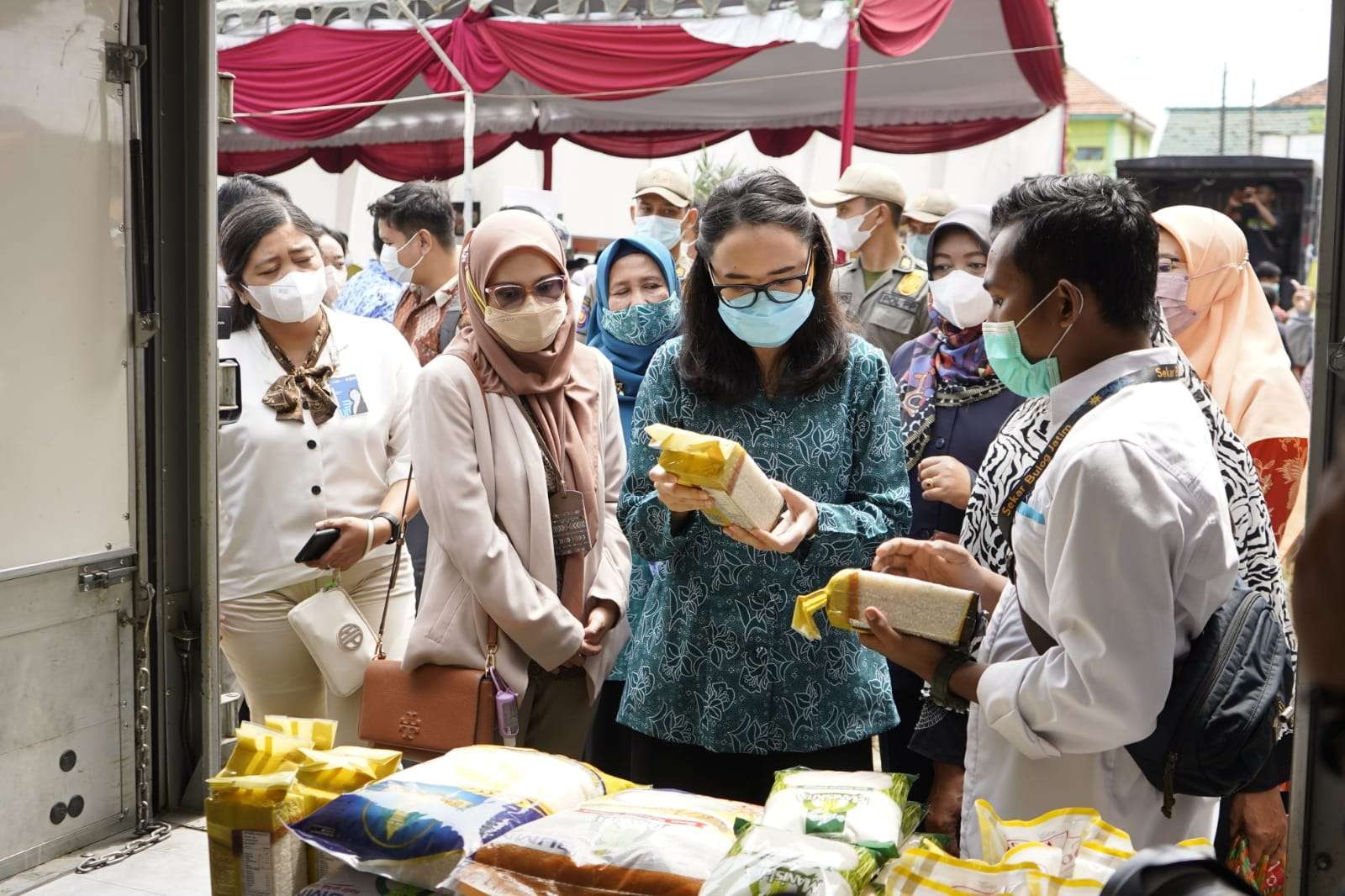 Sediakan 20.000 minyak goreng, Ketua Tim Penggerak PKK, Eriani Annisa Hanindhito pastikan kualitas produk di Pasar Murah Mangunrejo, Kediri, Jawa Timur. (Foto: Fendhy Plesmana/Ngopibareng.id)