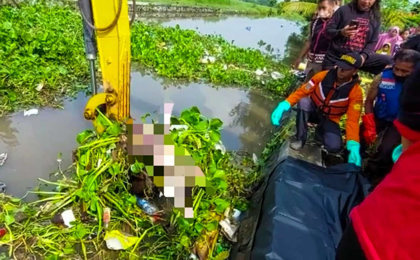 Proses evakuasi balita berusia 3 tahun di sungai Lajuk, Porong Sidoarjo (Foto: Aini/Ngopibareng.id)