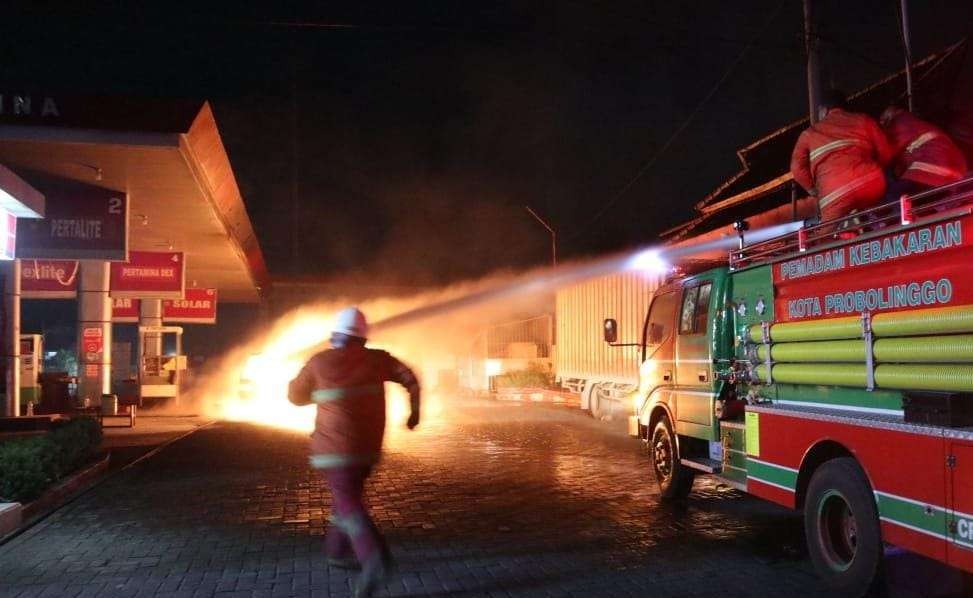 Mobil Damkar Pemkot Probolinggo saat memadamkan mobil Carry yang terbakar usai mengisi BBM di SPBU Ketapang, Kota Probolinggo, Selasa, 19 April 2022. (Foto: Damkar)