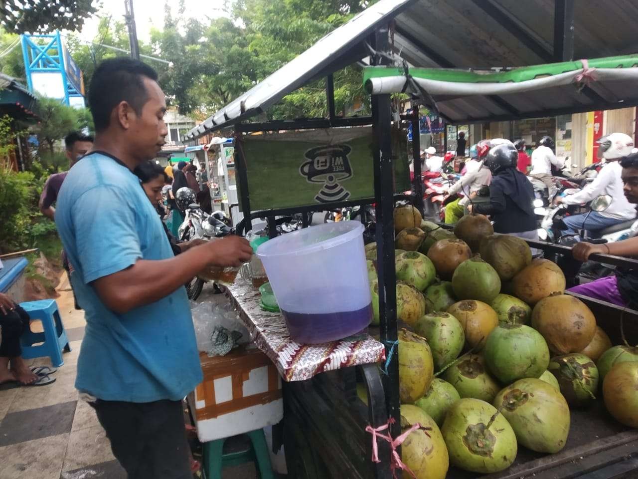 Pedagang es degan di Lamongan panen rezeki di bulan Ramadan tahun ini (Foto : Imron Rosidi/ngopibareng.id)