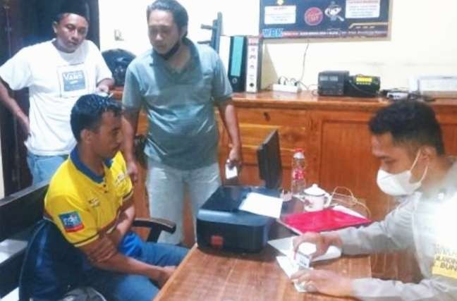 Pelaku pelemparan batu ke mobil pickup di Jalur Pantura Situbondo (kaos kuning) diamankan polisi. (Foto: Guido Saphan/Ngopibareng.id)