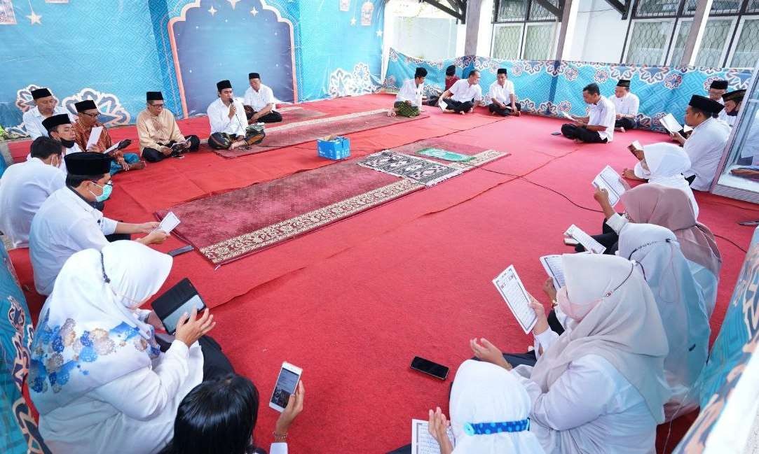 Khotmil Qur'an di lakukan di Musala salah satu kantor pemerintahan dalam rangka peringatan Nuzulul Qur'an (foto:istimewa)