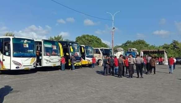 Pemkab Banyuwangi bersama Ikawangi Dewata memberikan fasilitas mudik gratis bagi pernatu di Bali (foto:istimewa)