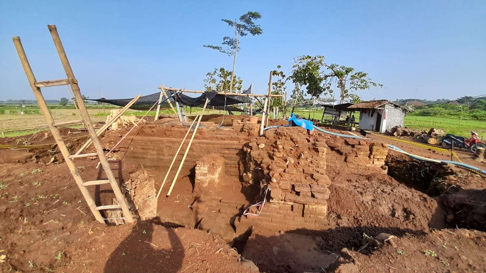 Situs Pandegong di Desa Menganto, Kecamatan Mojowarno, Kabupaten Jombang, yang saat ini tengah diekskavasi Pemkab Jombang. (Foto: Mardiansyah Triraharjo/Ngopibareng.id)