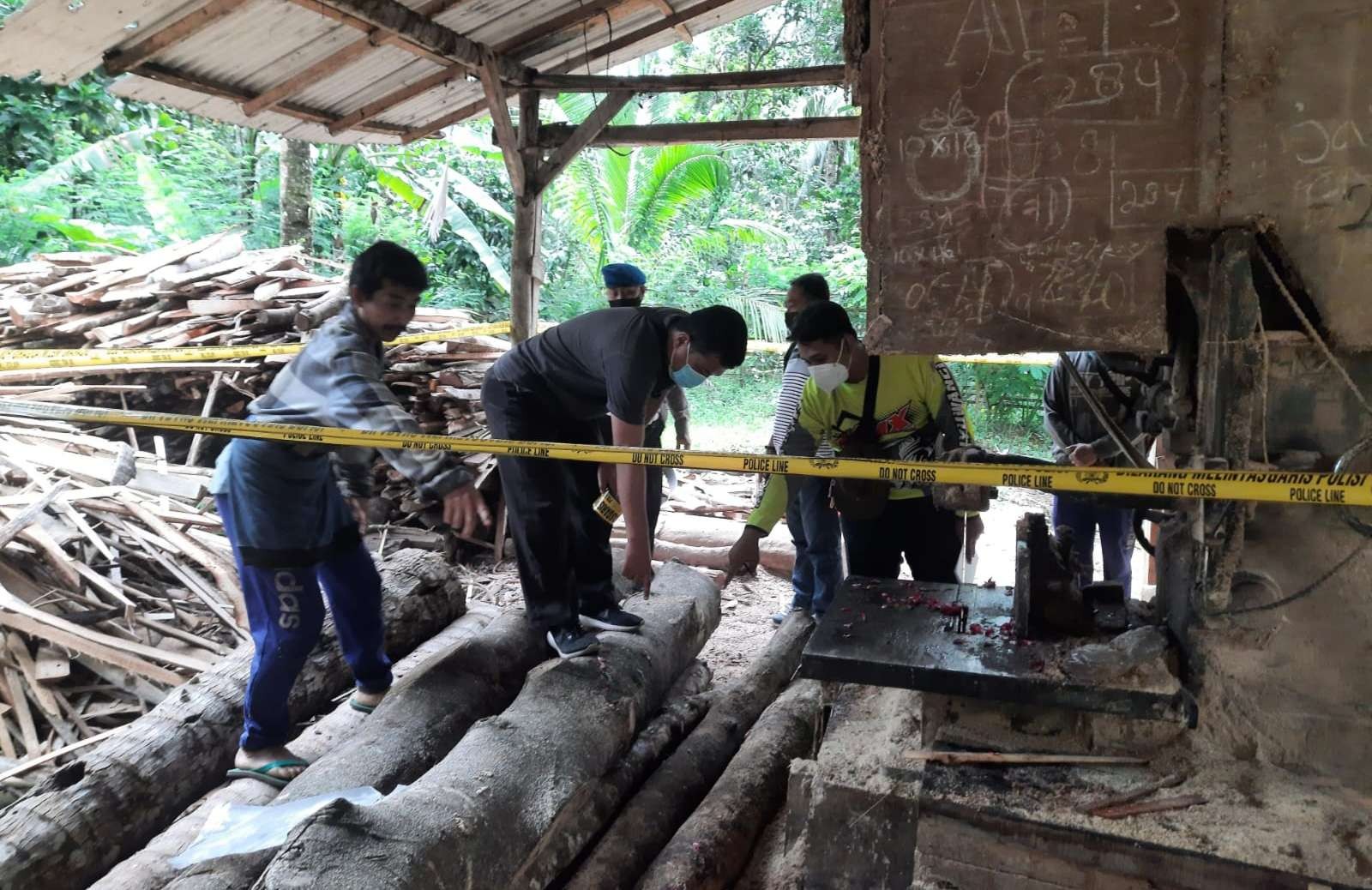 Petugas melakukan olah TKP di lokasi penggergajian kayu (foto: istimewa)