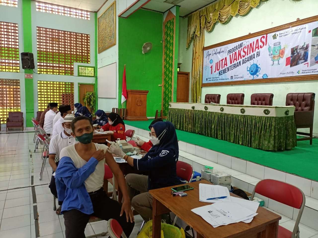 Salah satu Karyawan Kemenag Bojonegoro tengah ikut vaksin di Aula MAN 1 Bojonegoro, Selasa 19 April 2022. (Foto: Dok. Humas Polres Bojonegoro/Ngopibareng.id)