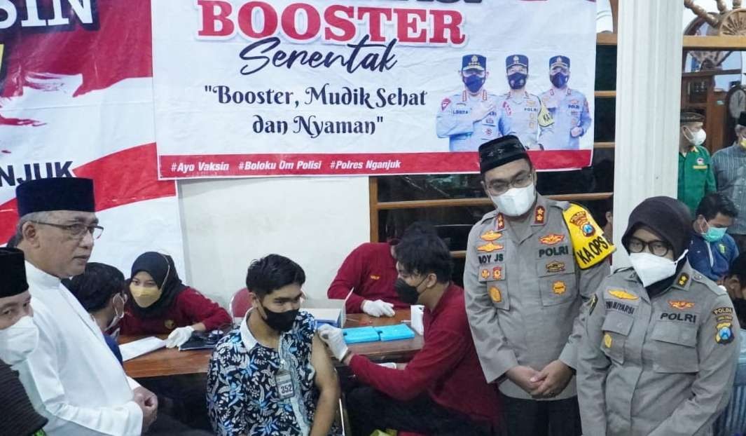 Pengasuh Ponpes Al Ubaidah Habib Ubaidillah bersama Kapolres Nganjuk Ajun Komisaris Besar Polisi (AKBP) Boy Jeckson Situmorang, meninjau pelaksanaan vaksinasi. (Foto: Istimewa)