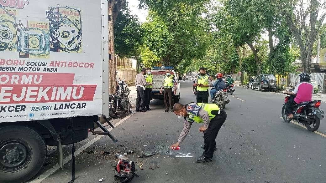 Unit Laka Satlantas Polres Tuban melakukan olah TKP kecelakaan (Foto: Khoirul Huda/Ngopibareng.id)