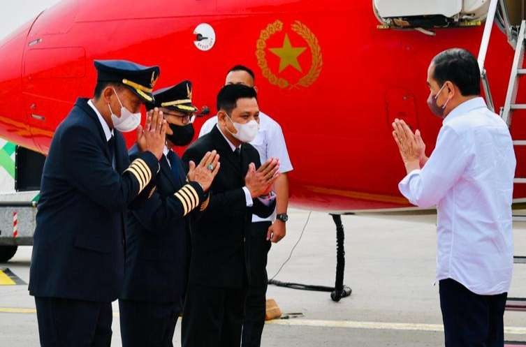 Presiden saat akan meresmikan Bandara Trunojoyo, Madura. (Foto: Setpres)