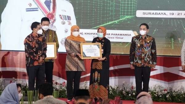 Pemberian penghargaan untuk Kabupaten Bojonegoro oleh Gubernur Jawa Timur Khofifah Indar Parawansa kepada Bupati Bojonegoro, diwakili Sekda Bojonegoro Nurul Azizah, Selasa 19 April 2022. (Foto: Dok. bojonegorokab.go.id/Ngopibareng.id)