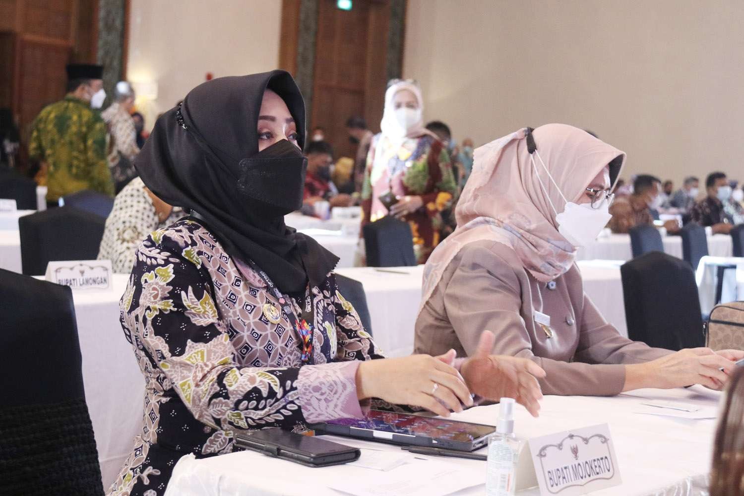 Bupati Mojokerto Ikfina Fahmawati saat menghadiri Musyawarah Perencanaan Pembangunan (Musrembang) Rencana Kerja Pemerintah Daerah (RKPD) Provinsi Jawa Timur  Tahun 2023 di Ballroom Shangri La, Surabaya, Selasa 19 April 2022 pagi. (Foto: Diskominfo Kabupaten Mojokerto)