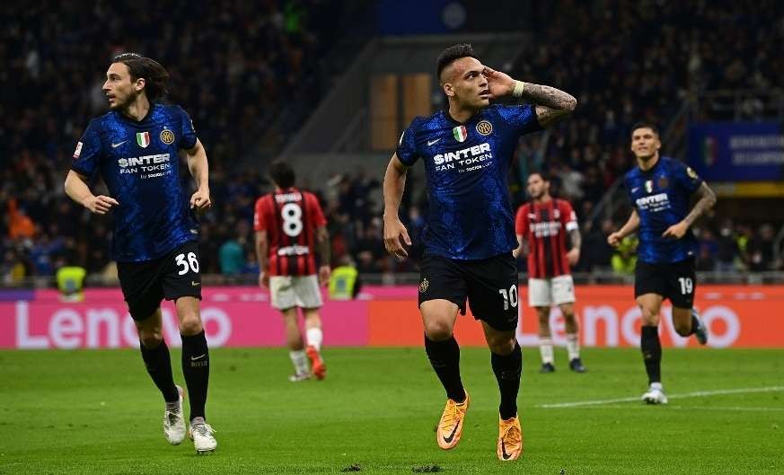 Lautaro Martinez menjadi bintang Inter Milan saat mengalahkan AC Milan di semifinal Coppa Italia, Rabu 20 April 2022. (Foto: Twitter/@Inter)