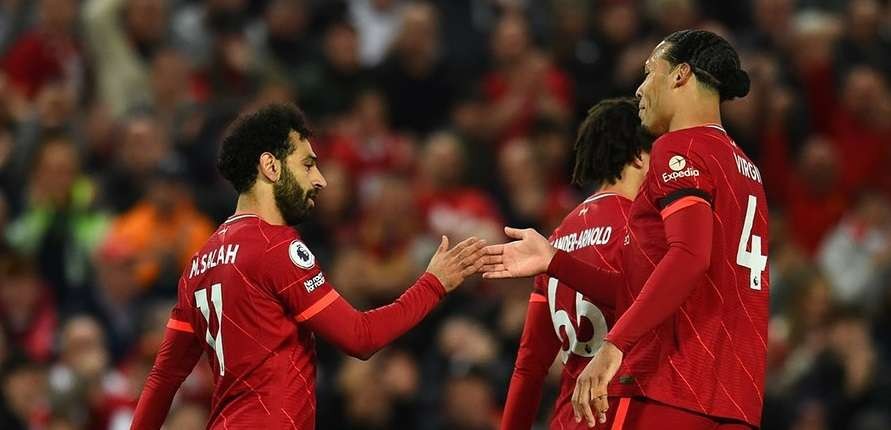 Mohamed Salah mendapat sambutan hangat dari Virgil van Dijk setelah berhasil mencetak gol ke gawang MU. (Foto: Twitter/@LFC)