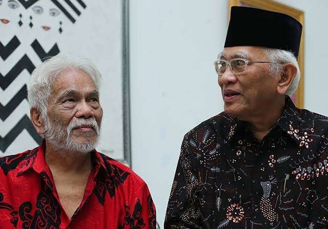 KH Ahmad Mustofa Bisri, selalu memberi maaf terlebih dulu, bersama Remy Sylado. (Foto:Istimewa)