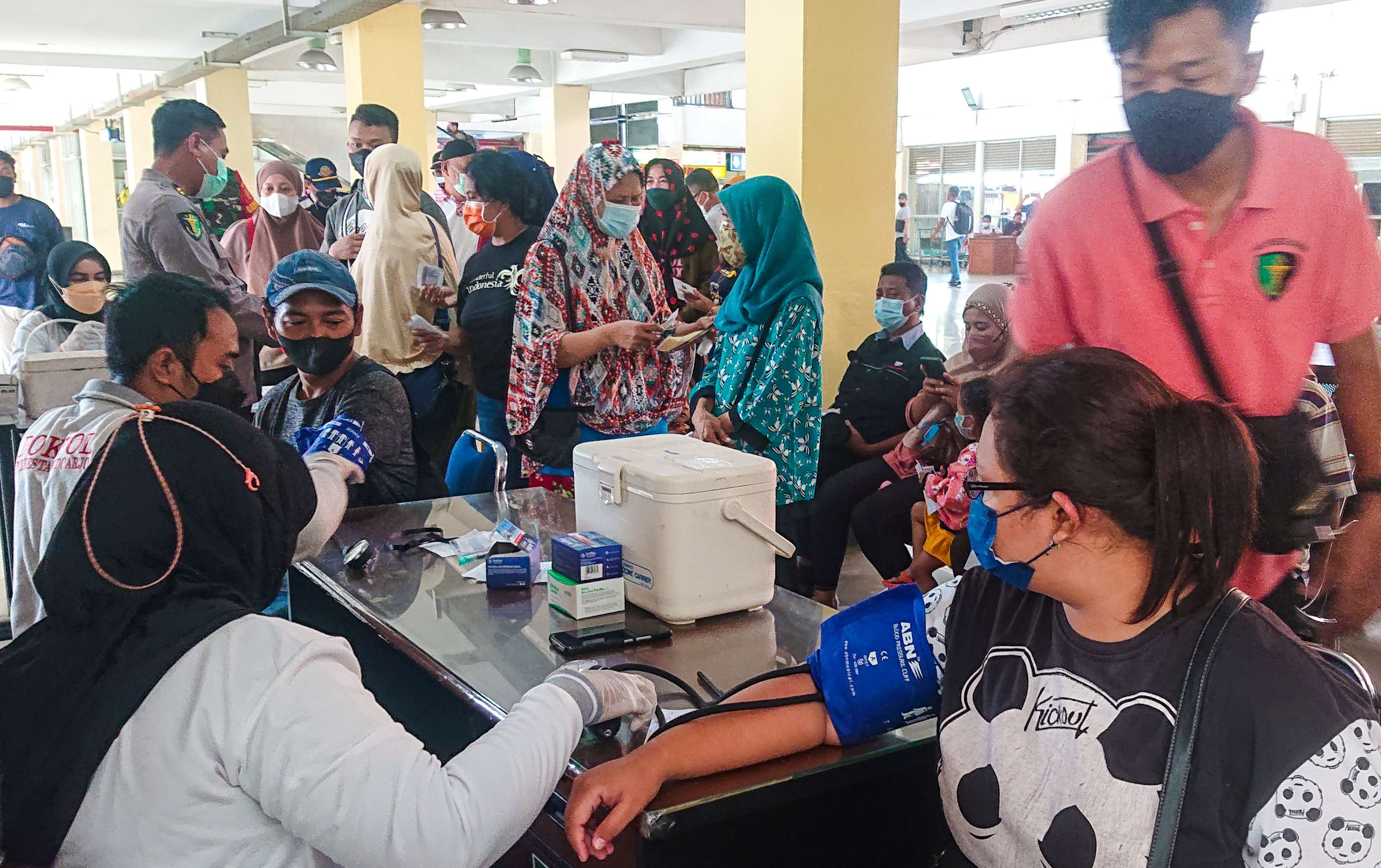 Antrean skrining vaksinasi di Terminal Purabaya (Foto: Aini/Ngopibareng.id)