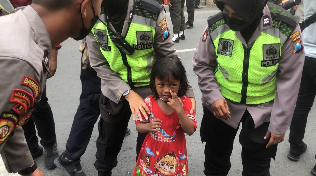 Anak yang sempat kehilangan orang tuanya saat Presiden Joko Widodo kunjungan di Pasar Tambahrejo (Foto: Andhi Dwi/Ngopibareng.id)