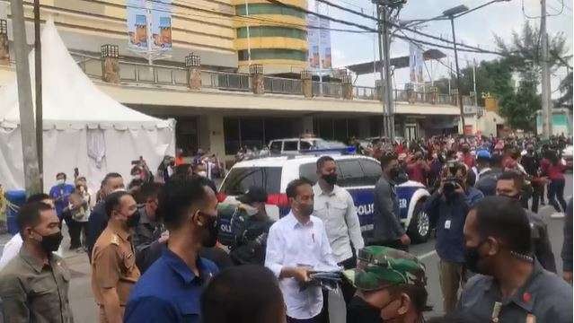 Presiden Joko Widodo mendadak keluar dari Pasar Tambahrejo saat mendengar namanya dipanggil warga. (Foto: Andhi Dwi/Ngopibareng.id)