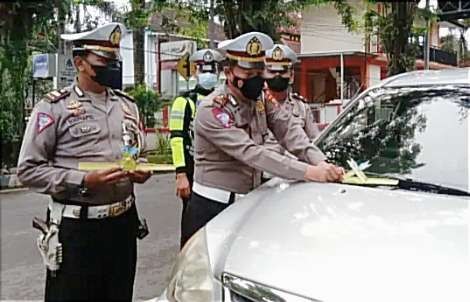 Kasat Lantas Polres Bondowoso, AKP Suryono sosialisasi Serangan Janur Kuning selama Operasi Ketupat Semeru 2022.(foto:guido/ngopibareng.id)