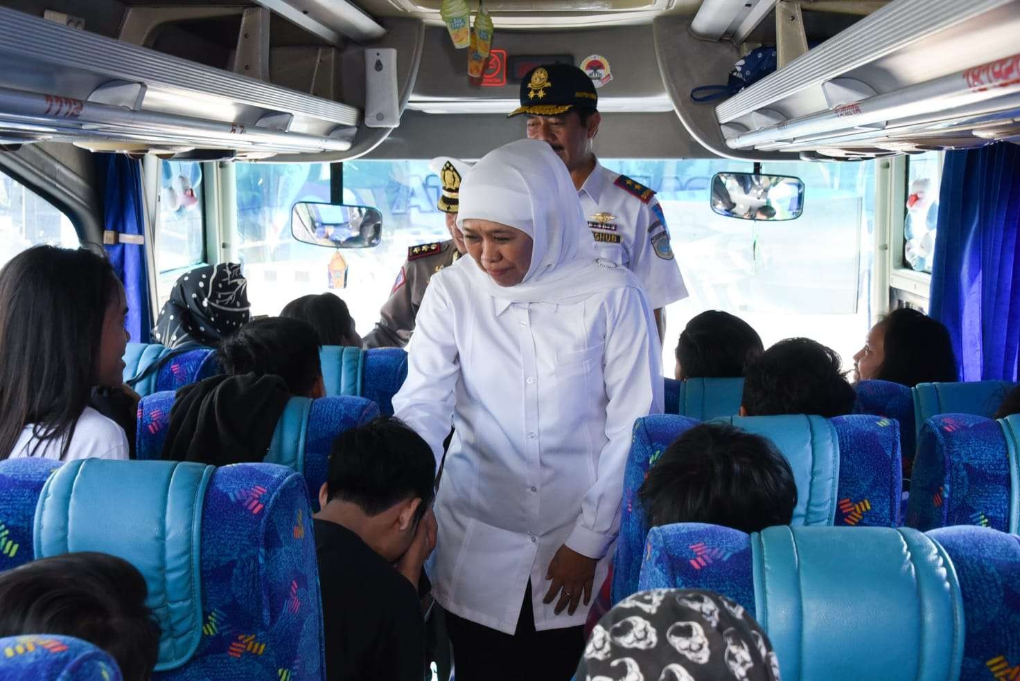 Gubernur Jatim, Khofifah Indar Parawansa dalam program mudik gratis beberapa tahun lalu. (Foto: Istimewa)