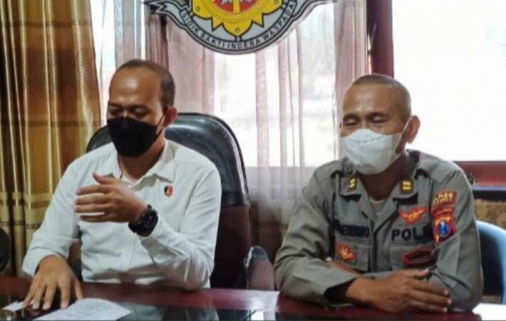 Kasat Reskrim Polres Situbondo AKP Dhedi Ardi Putra (kiri) dan Kadi Humas Polres Situbondo Iptu Achmad Sutrisno, saat memberikan keterangan pers. (Foto: Guido Saphan/Ngopibareng.id)