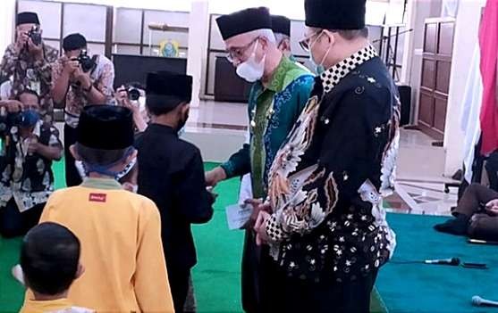 Bupati Bondowoso Salwa Arifin didampingi Wabup Irwan Bachtiar Rahmat menyerahkan santunan Baznas kepada 430 anak yatim, Kamis 21 April 2022. (Foto: Guido Saphan/Ngopibareng.id)