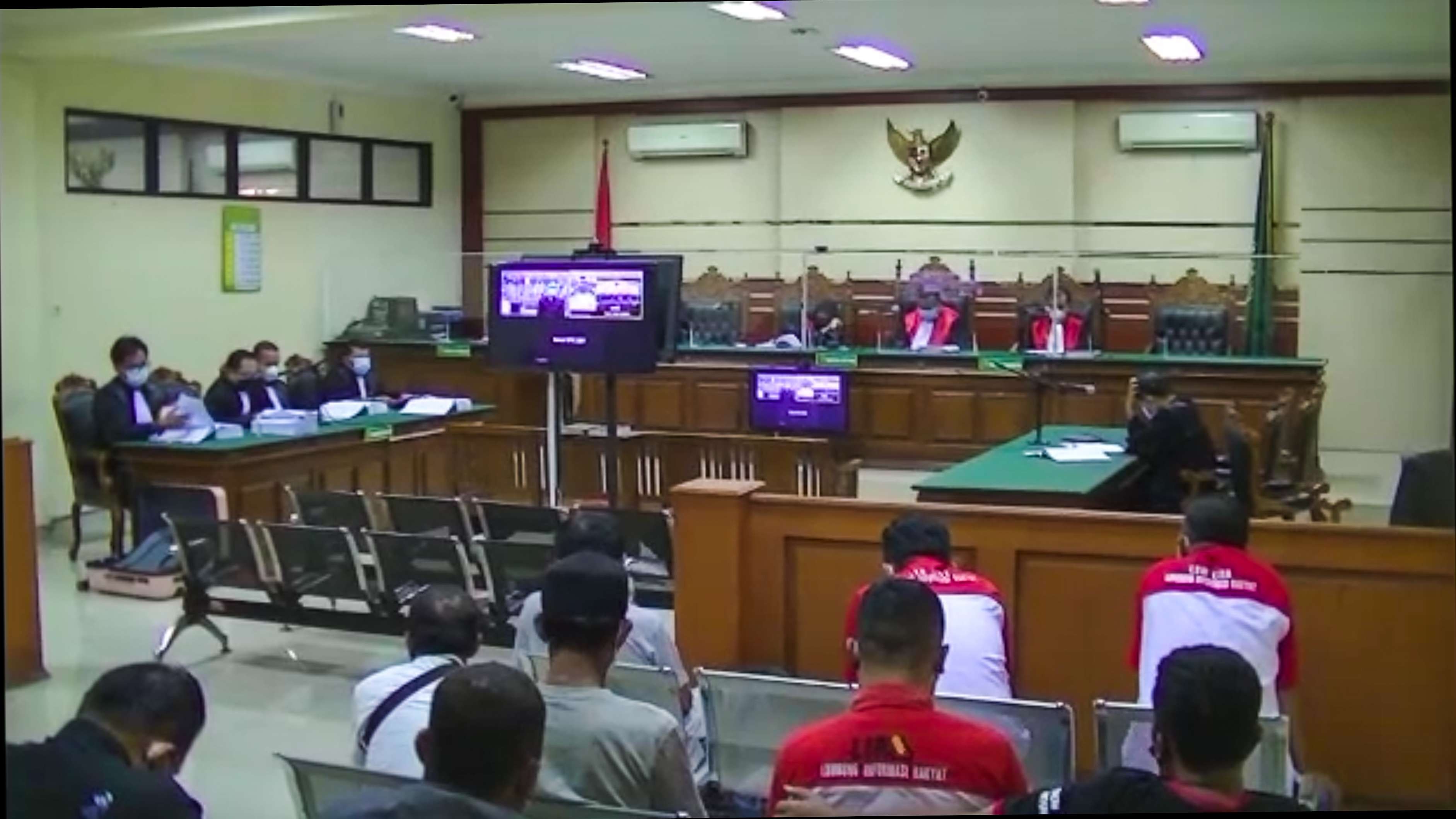 Suasana ruang sidang Bupati Probolinggo Nonaktif Puput Tantriana dan suaminya hasan Aminudin (foto:Aini/Ngopibareng.id)