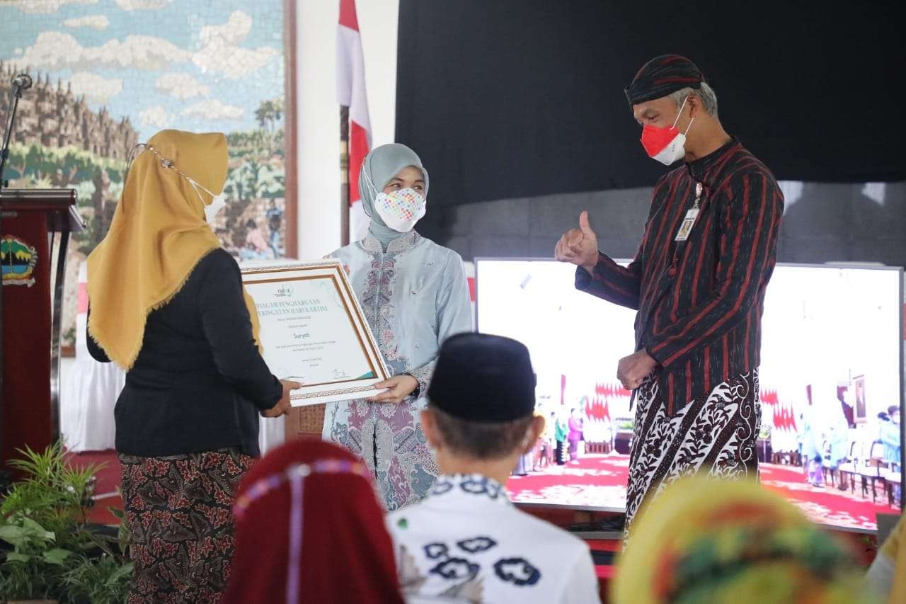 Ganjar, usai mendampingi istrinya Siti Atikoh memberikan penghargaan kepada perempuan berjasa dan berprestasi dari 35 kabupaten kota se Jawa Tengah. (Foto: Dok Jateng)