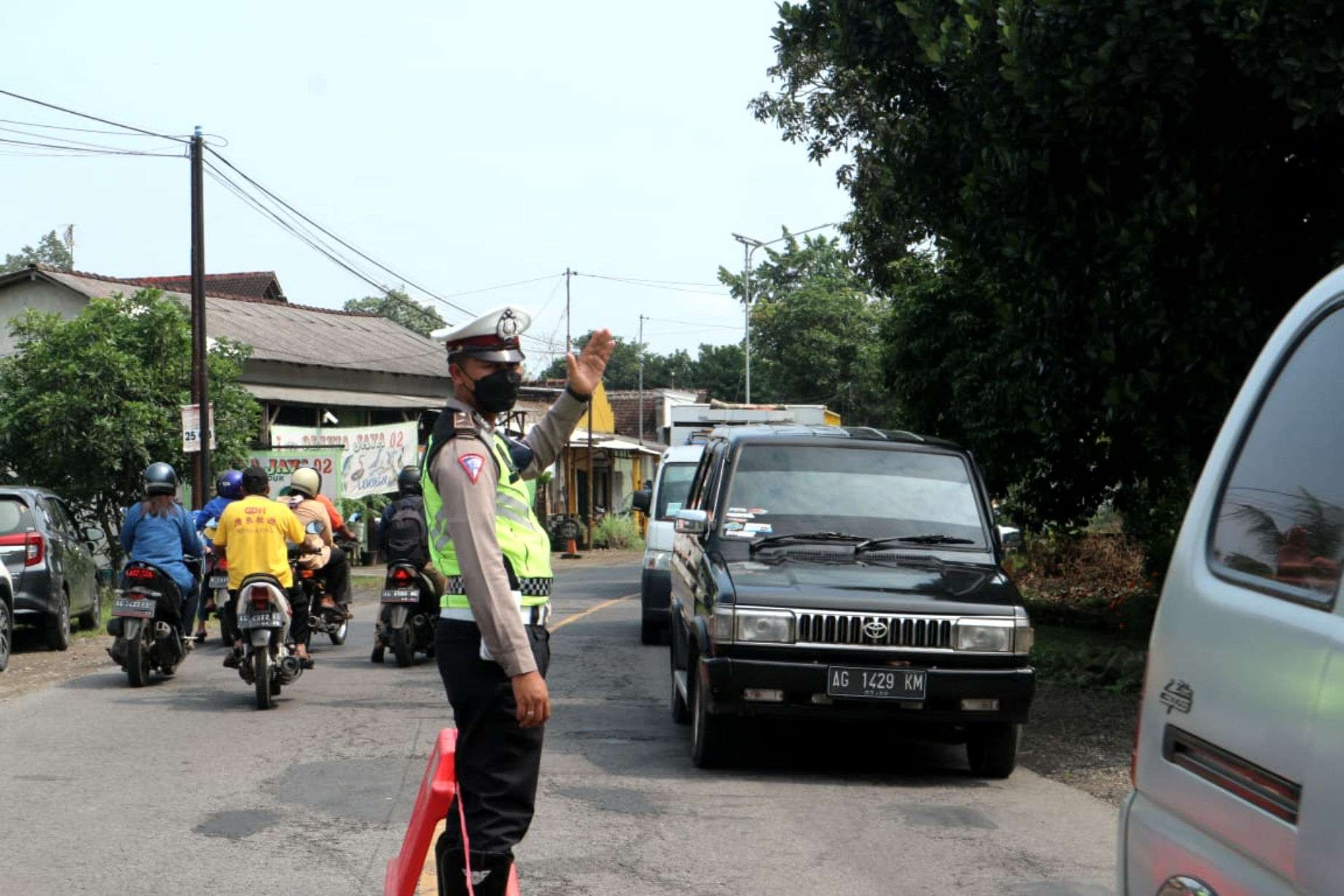 Kepolisian mengatur lalu lintas di Blitar yang berpotensi menimbulkan kemacetan. (Foto: Agus H/Ngopibareng.id)