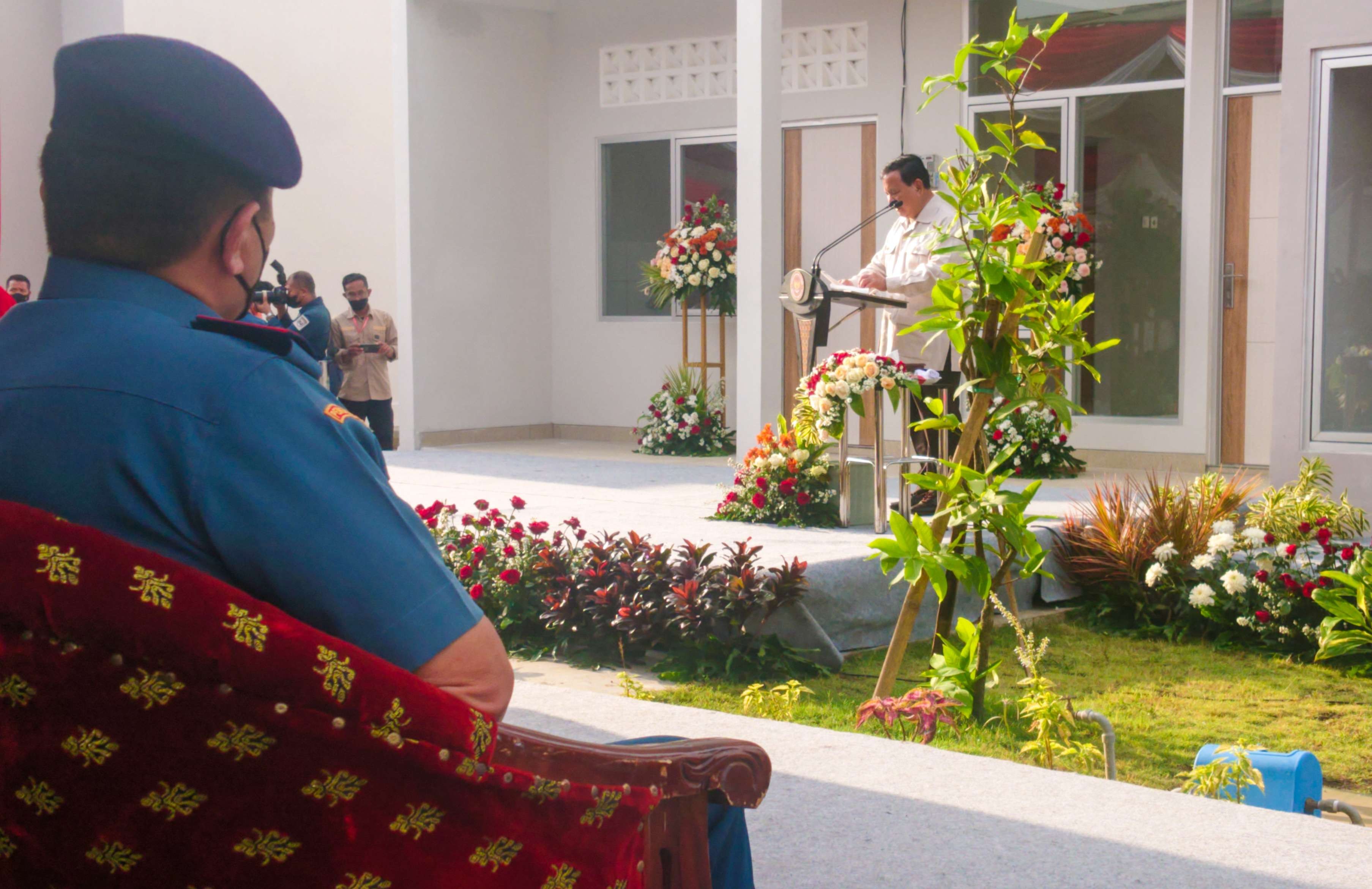 Menteri Pertahanan (Menhan) Prabowo menyampaikan sambutan di salah satu depan rumah khusus KRI Nanggala 402. (Foto: Aini Arifin/Ngopibareng.id)