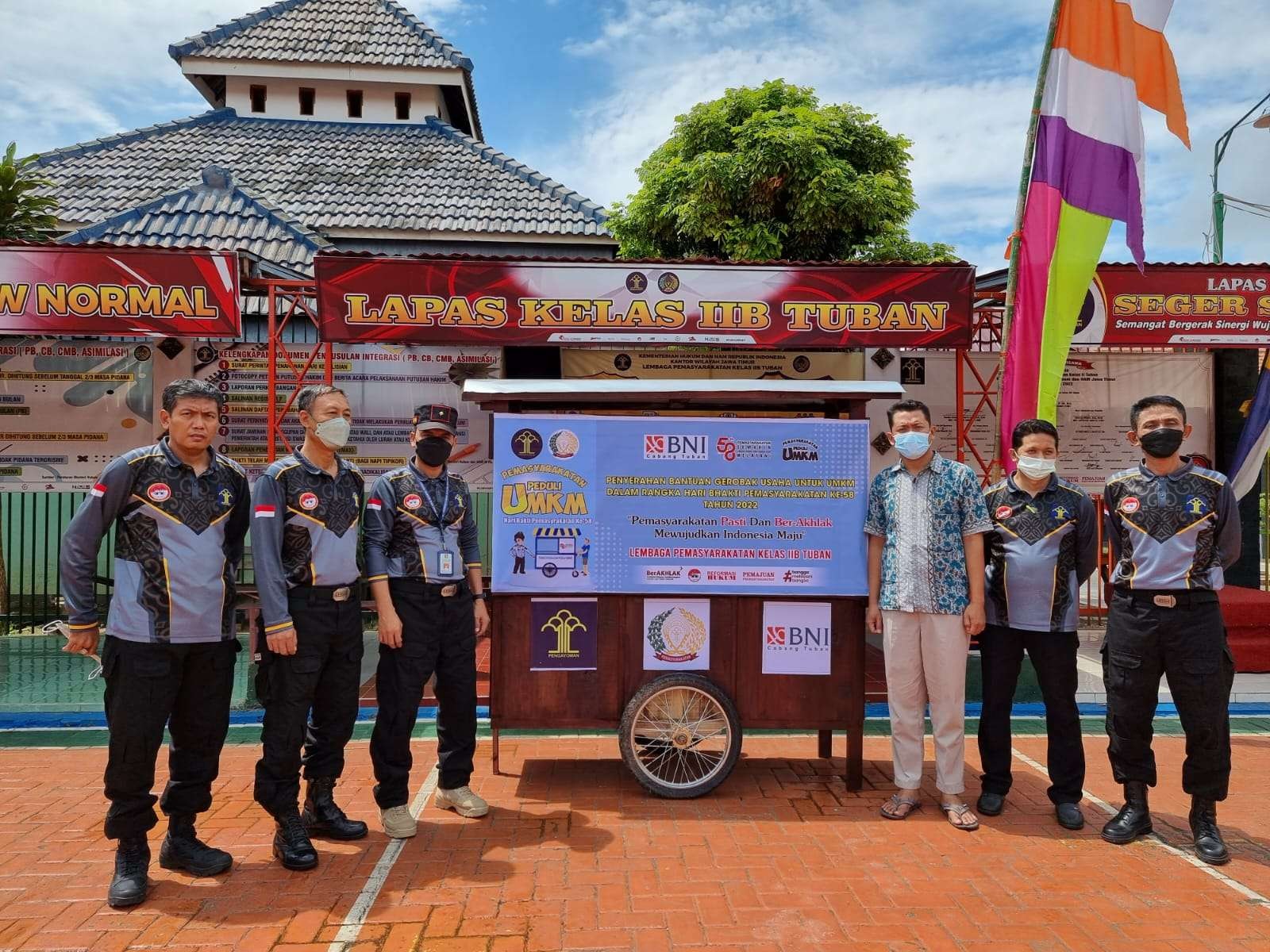 Penyerahan bantuan gerobak Lapas Tuban kepada pelaku UMKM. (dok. Humas Lapas Tuban)