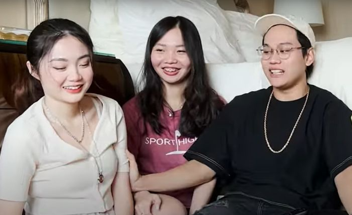 Indra Kenz, tersangka kasus dugaan penipuan investasi bodong trading binary option aplikasi Binomo, bersama adiknya, Nathania Kesuma (tengah), dan tunangannya, Vanessa Khong. (Foto: YouTube)