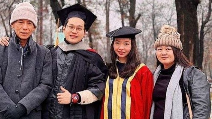 Indra Kenz dan Nathania Kesuma bersama kedua orangtuanya. (Foto: Instagram)