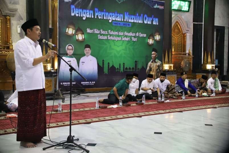 Wakil Bupati Jombang Sumrambah menghadiri peringatan Nuzulul Qur'an 1443 H/2022 M di Masjid Agung Baitul Mukminin, Rabu 20 April 2022 malam. (Foto: Istimewa)