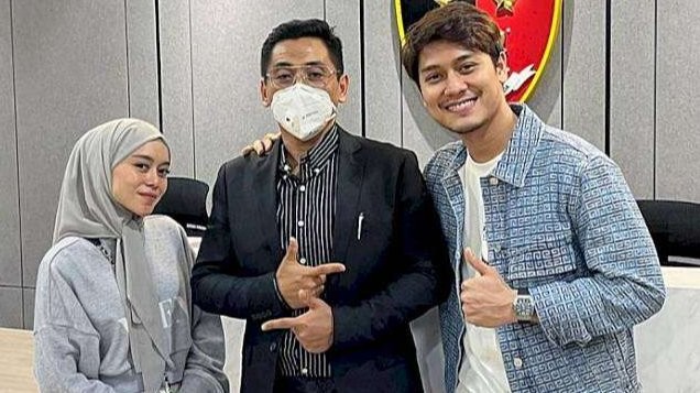 Pasangan Rizky Billar dan Lesti ditemani kuasa hukum, Sandy Arifin, saat mengembalikan uang Rp1 miliar sekoper pemberian Stefanus Richard, bos DNA Pro. (Foto: Instagram)