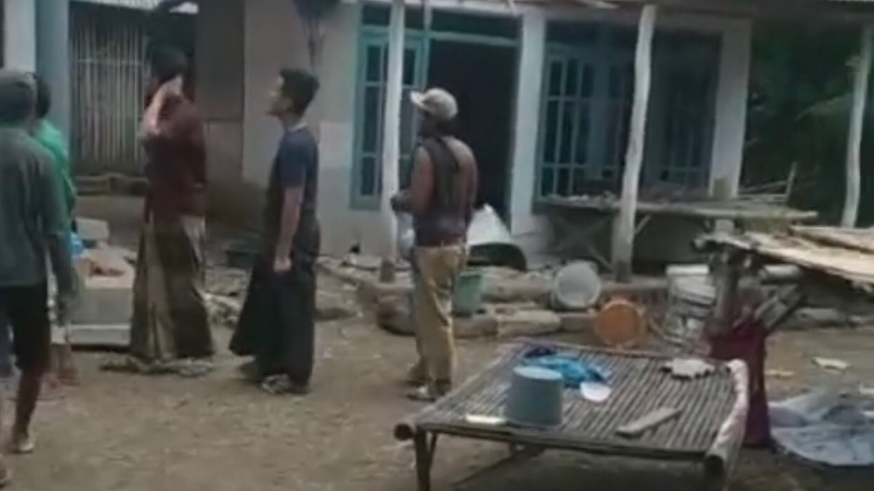 Potongan video yang memperlihatkan atap warga Pasuruan yang rusak (Foto: dok. Instagram @ylbhi_lbhsurabaya)