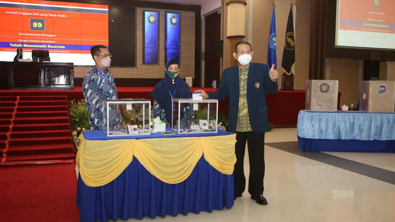 Rektor Universitas Brawijaya (UB), Malang, Nuhfil Hanani ketika menetapkan tiga nama calon rektor baru. (Foto: Istimewa)