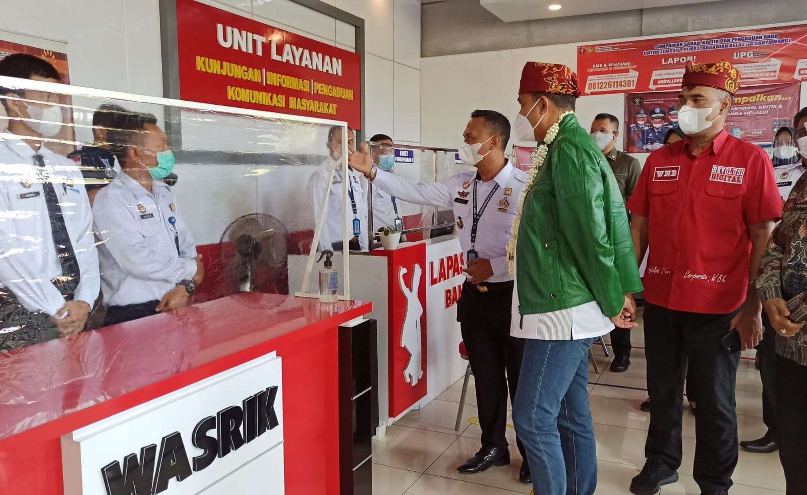 Wakil Menteri Hukum dan HAM Edward Omar Sharif Hiariej meninjau Unit Layanan di Lapas Banyuwangi. (Foto: Muh Hujaini/Ngopibareng.id)