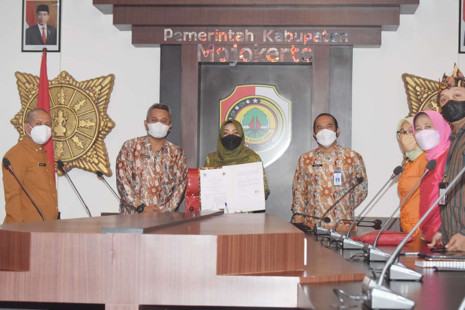 Bupati Mojokerto Ikfina Fahmawati usai tandatangani nota kesepakatan Smart City dengan Direktorat Jenderal (Ditjen) Aplikasi Informatika Kementerian Kominfo RI, Kamis 21 April 2022. (Foto: Diskominfo Kabupaten Mojokerto)