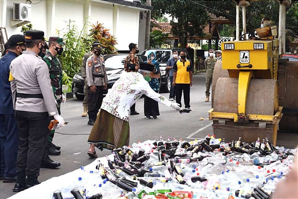 Sebanyak 1.015 botol miras hasil razia selama sepekan puasa dimusnahkan di Mapolres Bondowoso, Jumat 22 April 2022.(Foto: Guido/Ngopibareng.id)