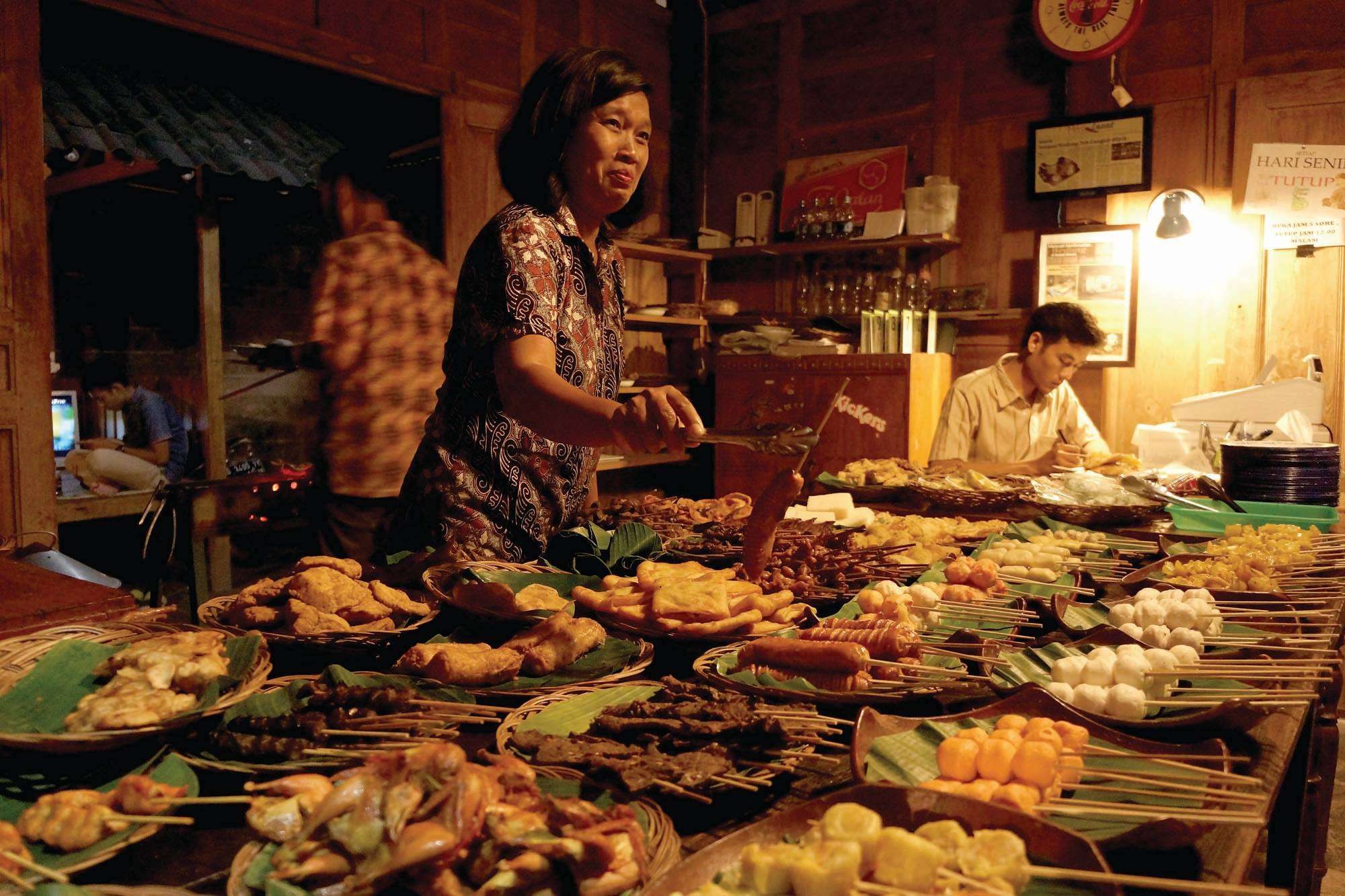 Warung angkringan di Surabaya dengan harga murah dan enak. (Foto: Istimewa)