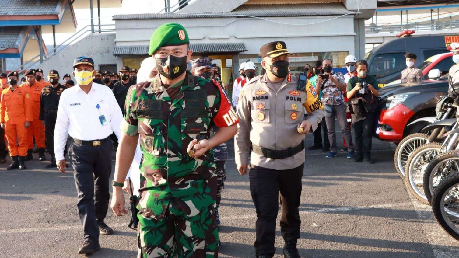 Komandan Kodim 0825 Banyuwangi Letkol Kav Eko Julianto Ramadan bersama Forkopimda mengecek personil yang terlibat dalam pengamanan mudik lebaran. (Foto: Istimewa)