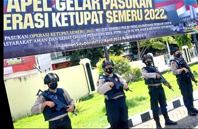 Tim penembak jitu atau sniper diterjunkan Polres Situbondo mengamankan arus mudik dan balik Lebaran selama Operasi Ketupat Semeru 2022.(Foto: Humas Polres Situbondo)