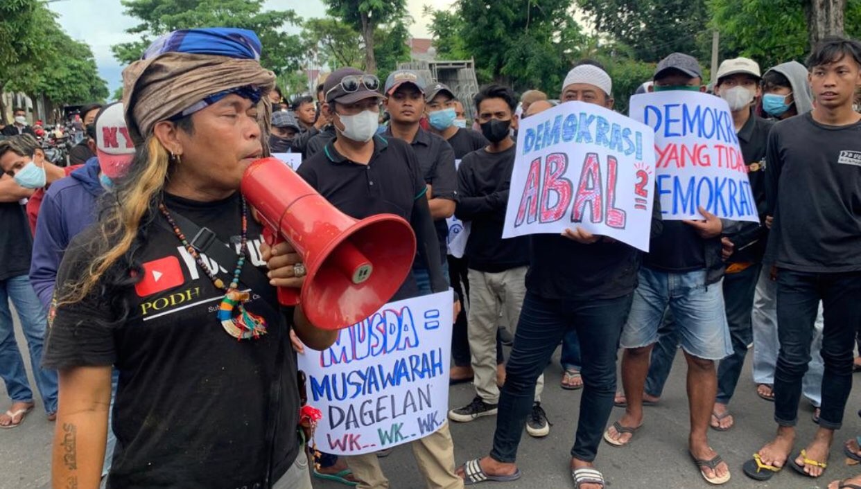 Ratusan massa yang menggelar aksi di di depan kantor DPD Demokrat Jawa Timur, Surabaya, pada Jumat, 22 April 2022. (Foto: Andhi Dwi/Ngopibareng.id)