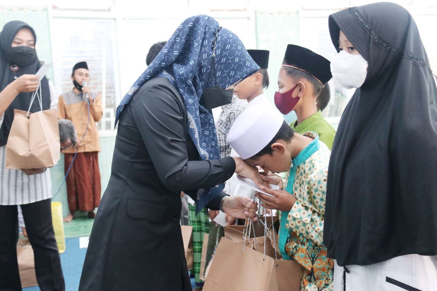 Bupati Mojokerto, Ikfina Fahmawati menyerahkan secara langsung santunan anak yatim di Lembaga Kesejahteraan Sosial Anak (LKSA) Abdulloh Latif, Desa Gemekan, Kecamatan Sooko, Kabupaten Mojokerto, Jumat 22 April 2022 siang.(Foto: Diskominfo Kabupaten Mojokerto)