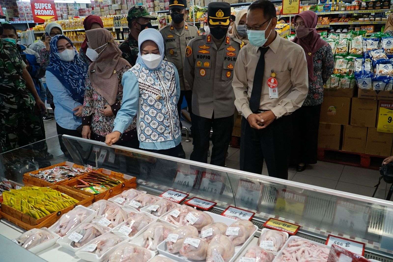 Forkopimda Kota Mojokerto sidak kebutuhan bahan pokok.(Foto: Deni Lukmantara/Ngopibareng.id)