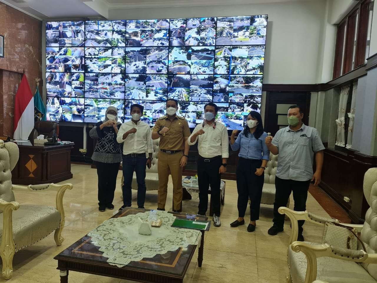 Walikota Surbaya, Eri Cahyadi (tiga dari kiri) usai pertemuan dengan Asprov PSSI Jatim di Balai Kota, Surabaya, Jumat 22 April 2022. (Foto: PSSI Jatim)