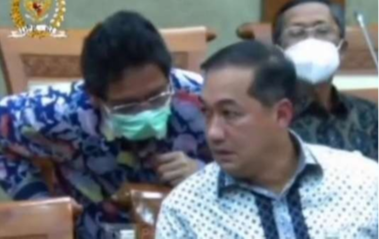 Dirjen Perdagangan luar negeri di Kementerian Perdagngan IWW yang menjadi tersangka membisikkan sesuatu kepada Menteri Perdagangan M Lutifi yang dituntut mundur (foto: istimewa )