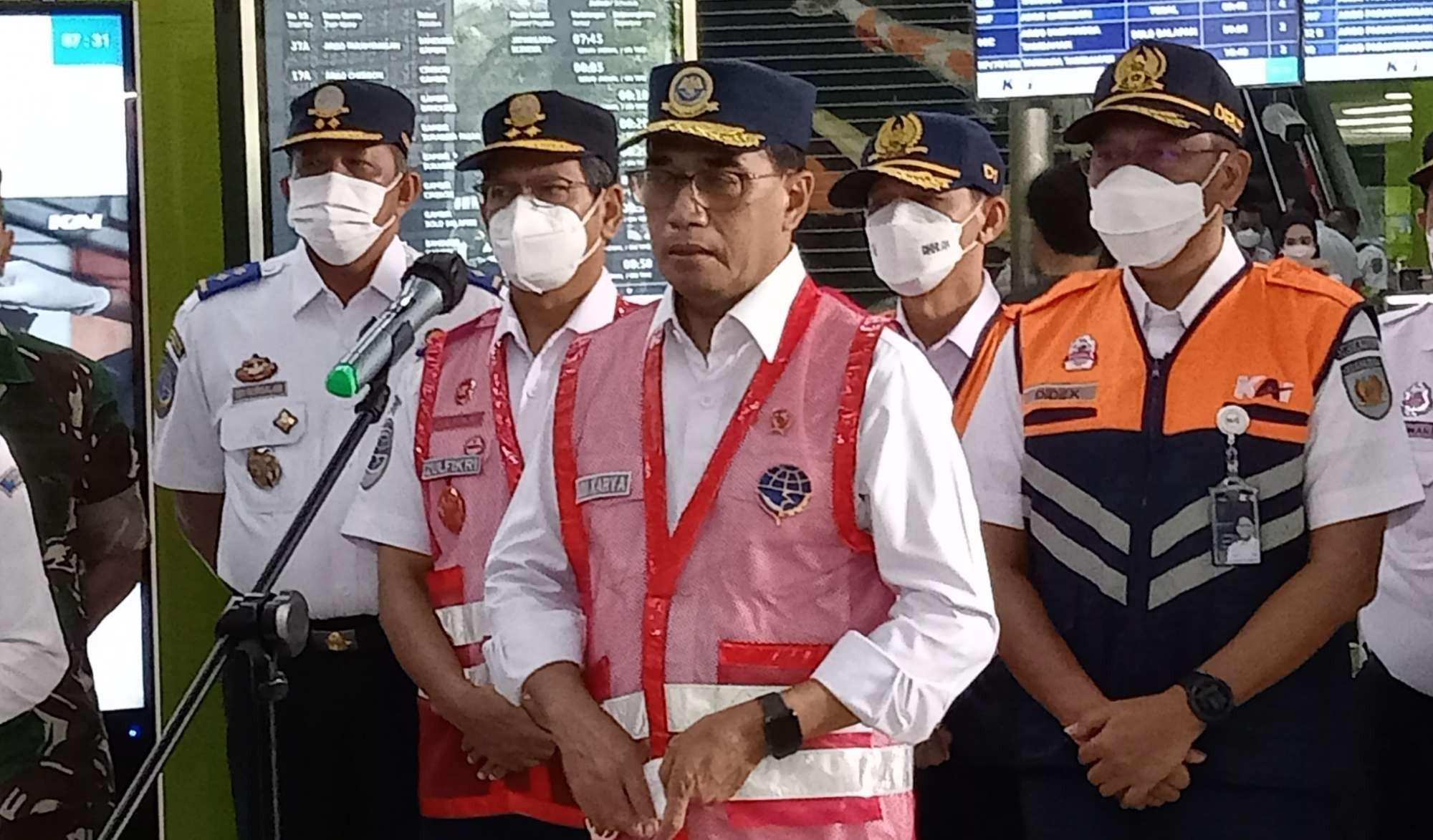 Menhub Budi Karya Sumadi meninjau persiapan mudik lebaran di Stasiun Gambir. (Foto: Asmanu Sudarso/ngopobareng.id)